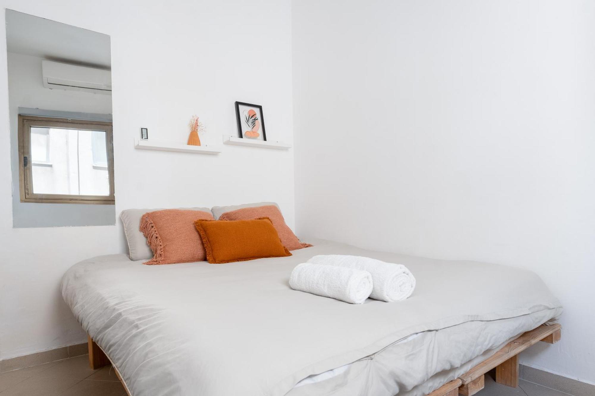 Eliezer Ben Yehuda With Shelter Apartment *