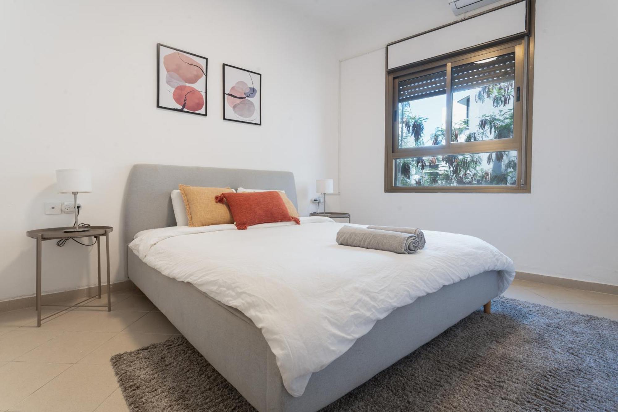 Eliezer Ben Yehuda With Shelter Tel Aviv
